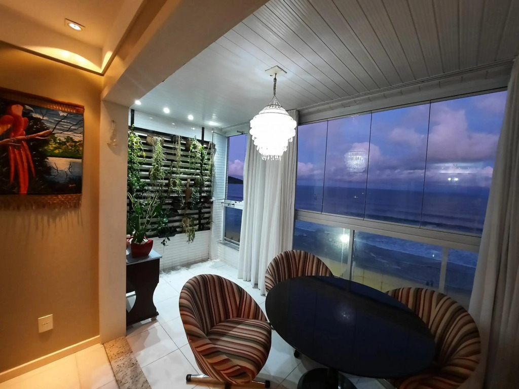 Apartamento FRENTE PARA 0 MAR - PÉ NA AREIA - 3 SUITES COM AR CONDICIONADO, 2- VAGAS DE GARAGEM - FINAMENTE DECORADO - PRAIA DO MORRO-INTERNET -WI-FI -TV COM SERVIÇOS DE DISNEY PLUS - NETFLIX -HBO MAX -STAR MAX - JOGOS AMAZON FIRE STICK - ALEXIA