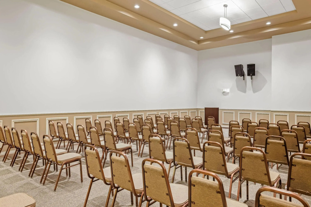 Days Inn & Suites by Wyndham Winkler