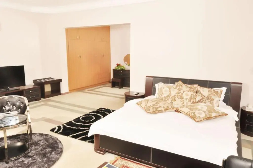 Vista Lounge & Suites