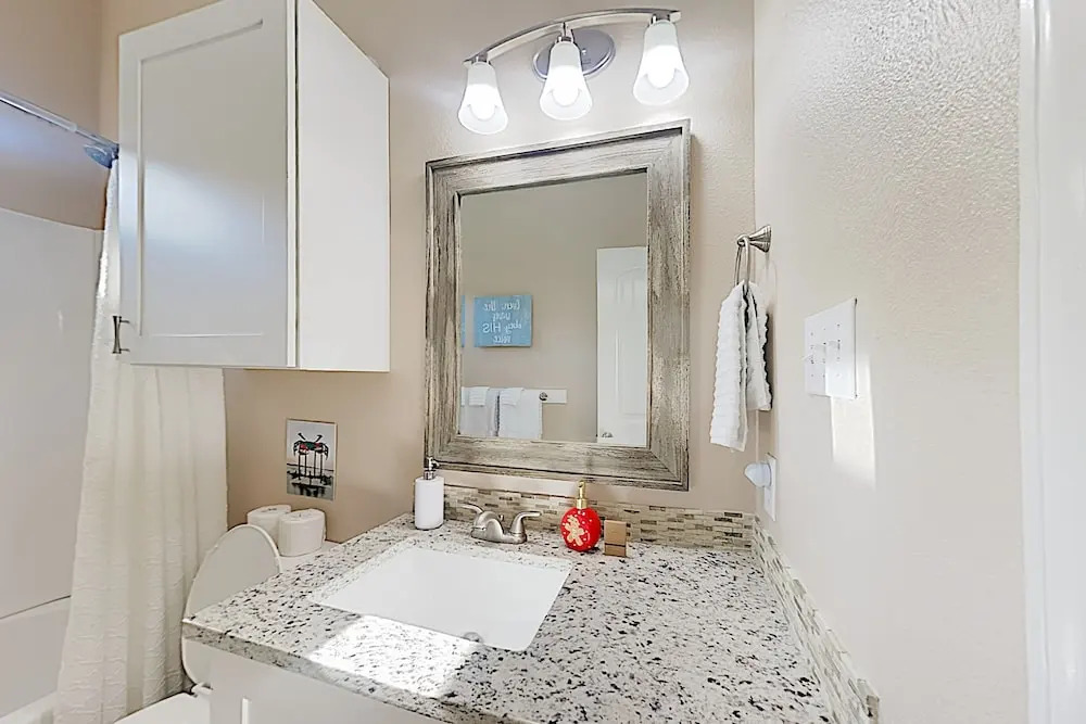3326 Tx-35 Bus Home - 2 Br home by RedAwning