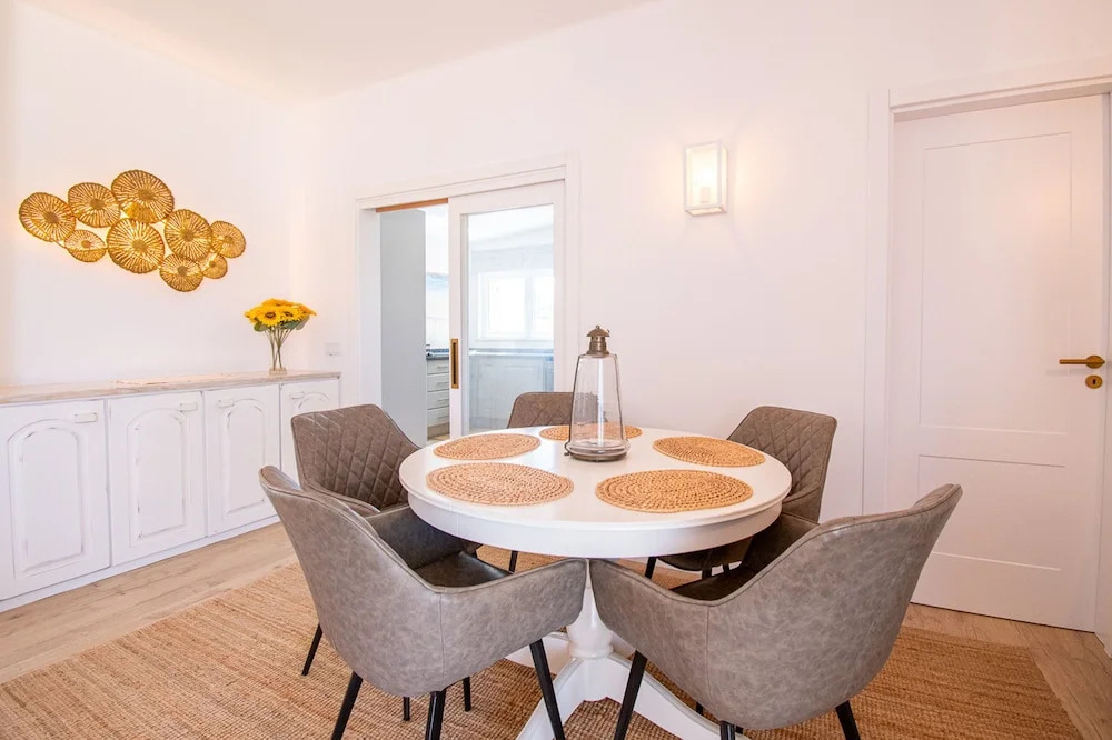 67 adm 3 Bedroom Villa Walking Distance to Carvo