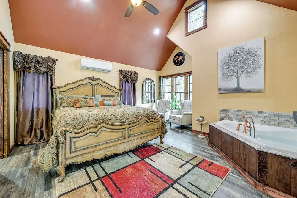 Blissful Broken Bow Studio: Fire Pit & Jacuzzi Tub