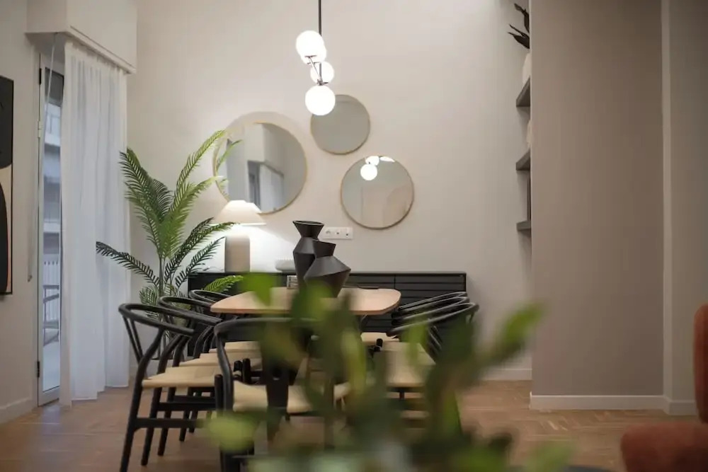 Spacious & Stylish Athens Apartment - Walk To Metro