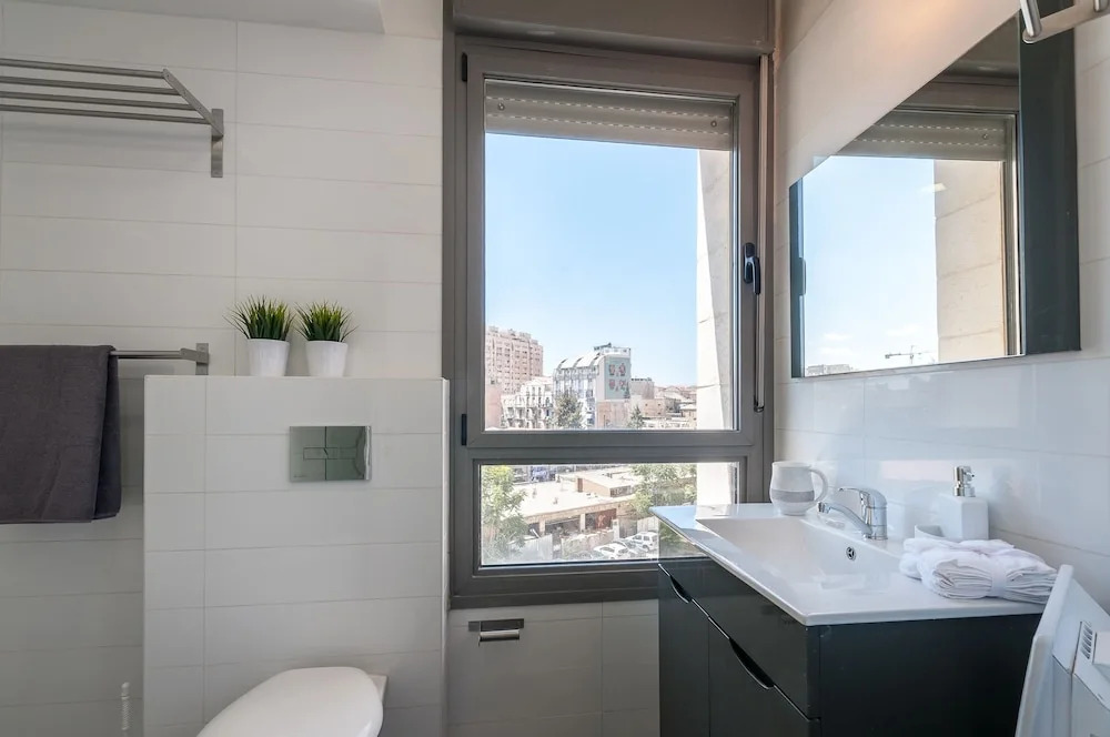 Best Location New Apt Full Amenities