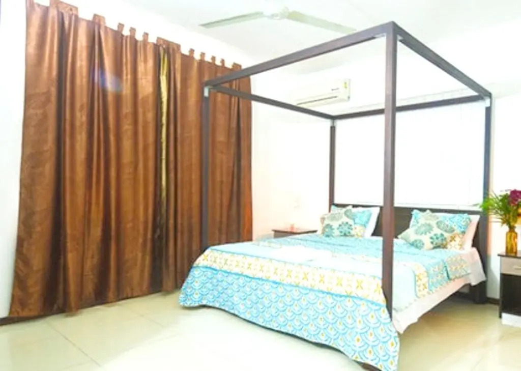 2 bedrooms appartement with shared pool enclosed garden and wifi at Pereybere 1 km away from the beach