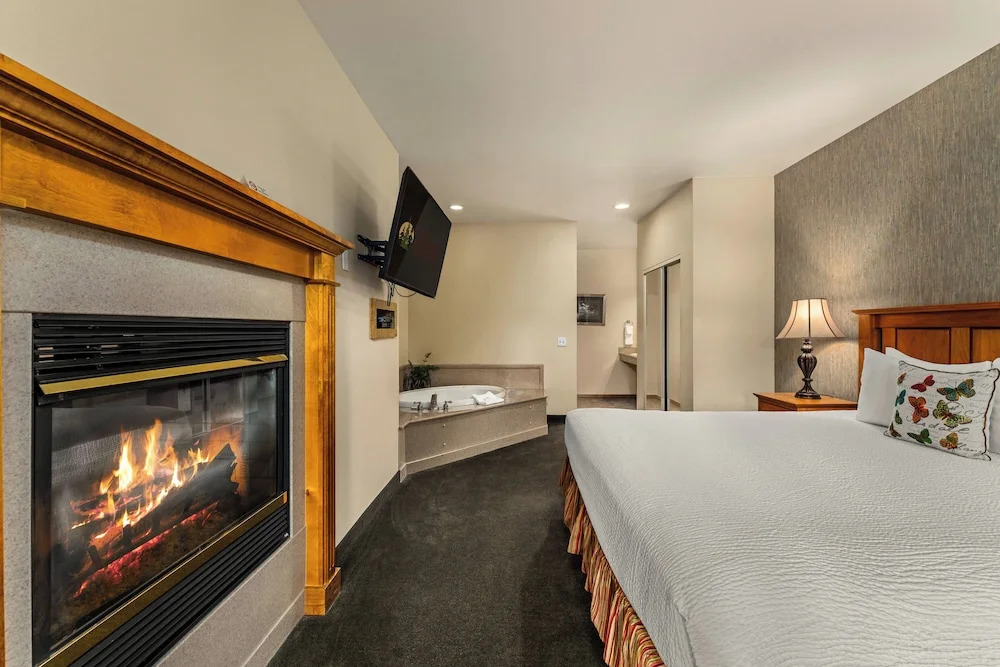 Redwood Hyperion Suites