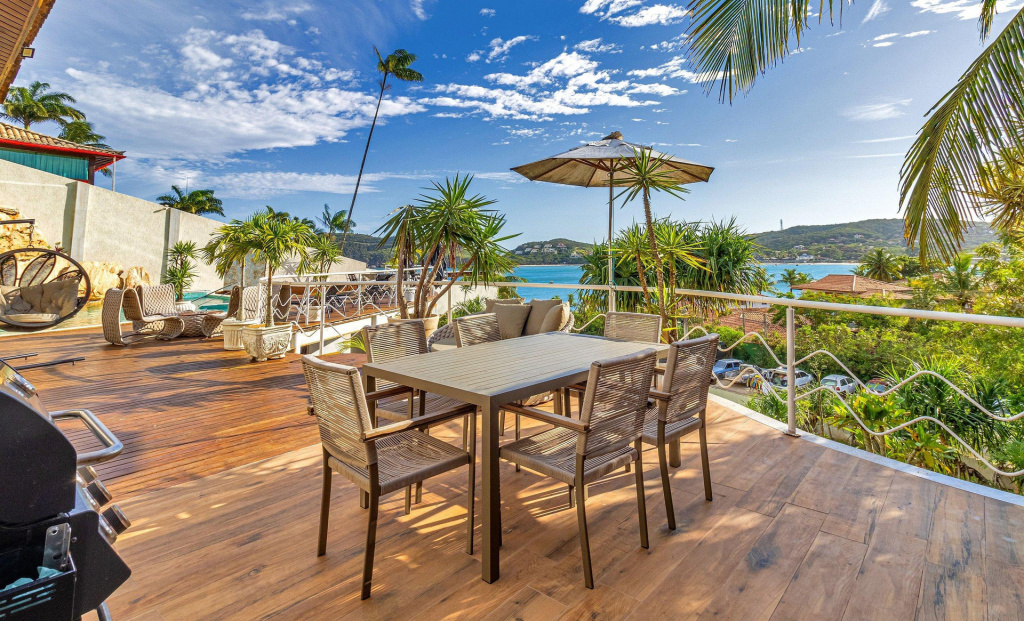 Maravilhosa Mansão em Frente à Praia da Ferradura Por Luxury Rentals