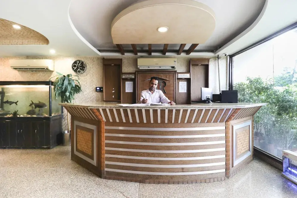 Capital O 5438 Hotel Shiraaz-2