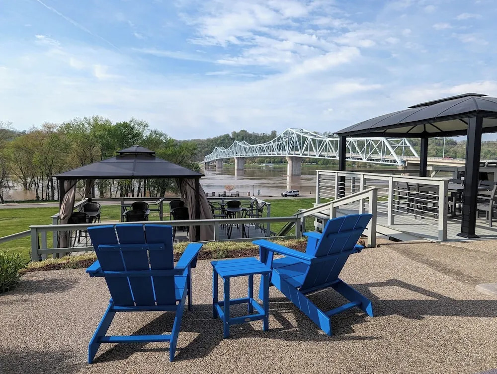 Riverboat Inn & Suites