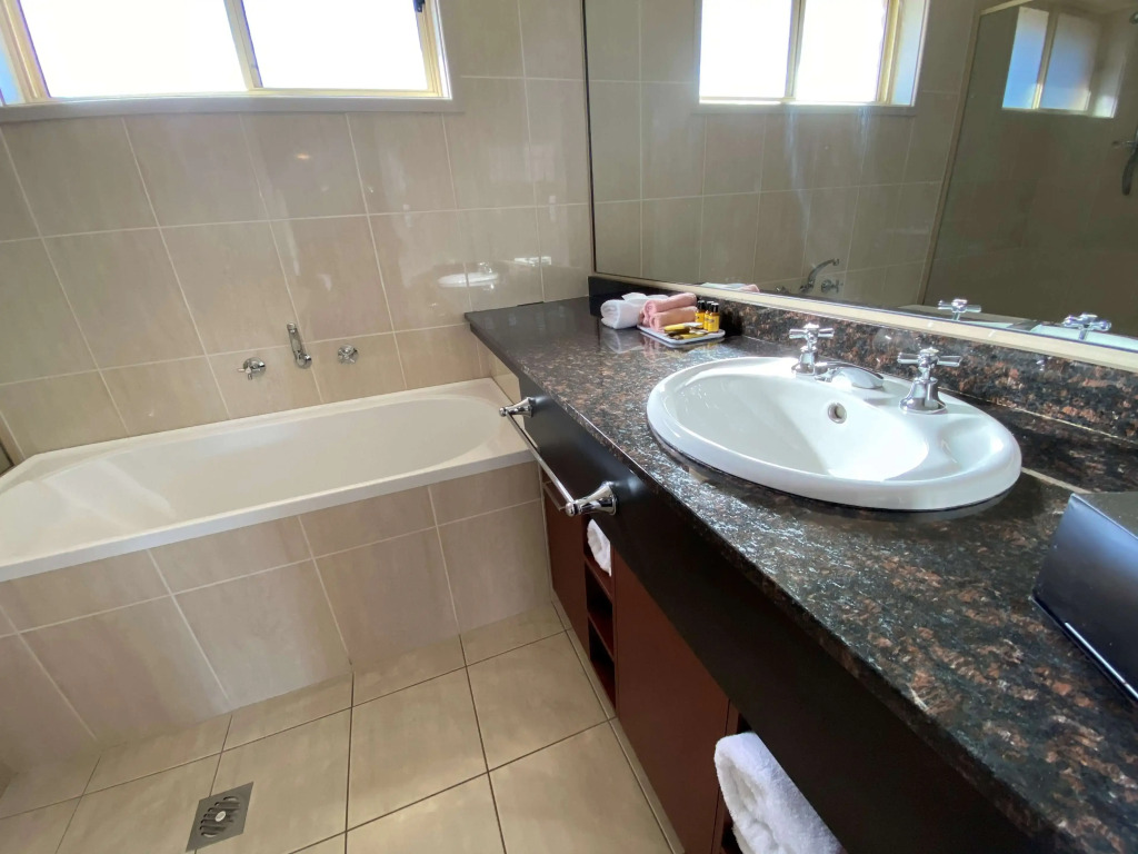 Best Western Plus All Settlers Motor Inn