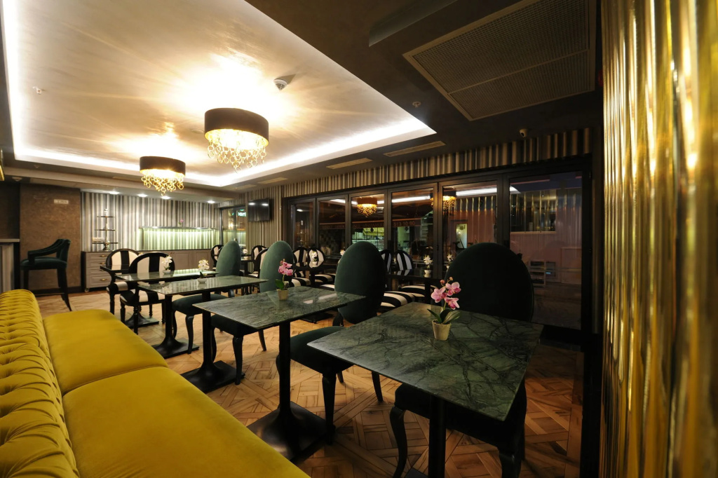 Le Petit Palace Hotel - Special Category