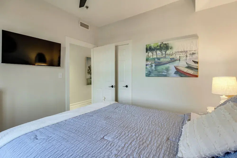 Lakefront Condo 3 Mi to Historic Guntersville!