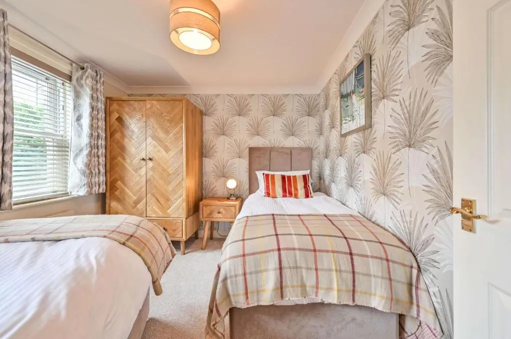 Lisburne Place - Luxury Three Bedroom Town House