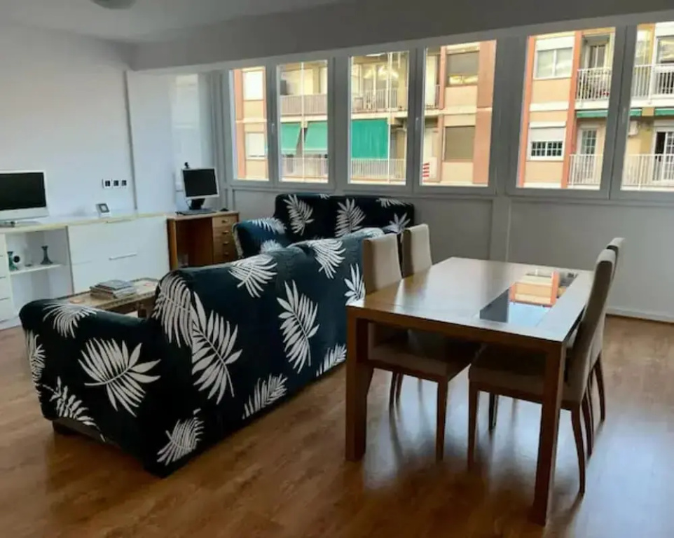 Large Apartment Near Fira and City Center