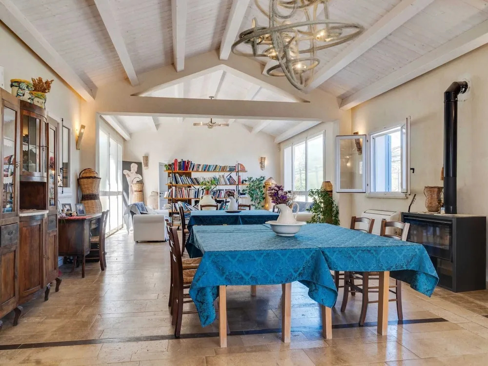 Farmhouse in Noto with Pool and Garden
