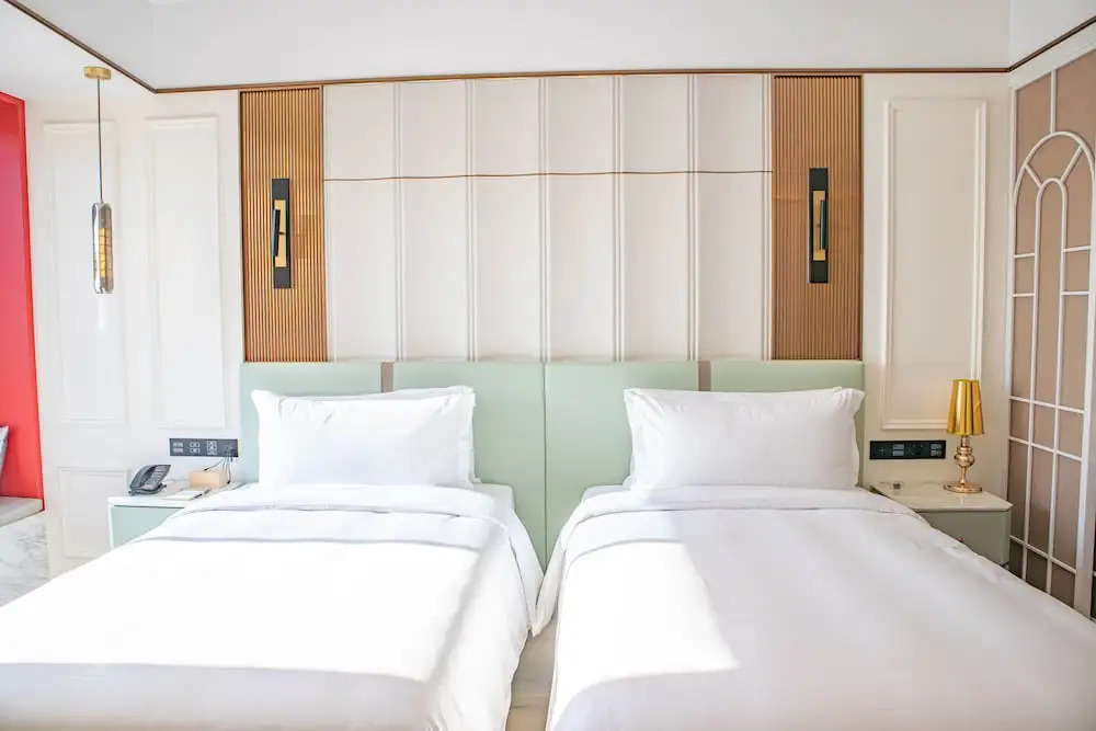 Yoho Resorts World Hotel