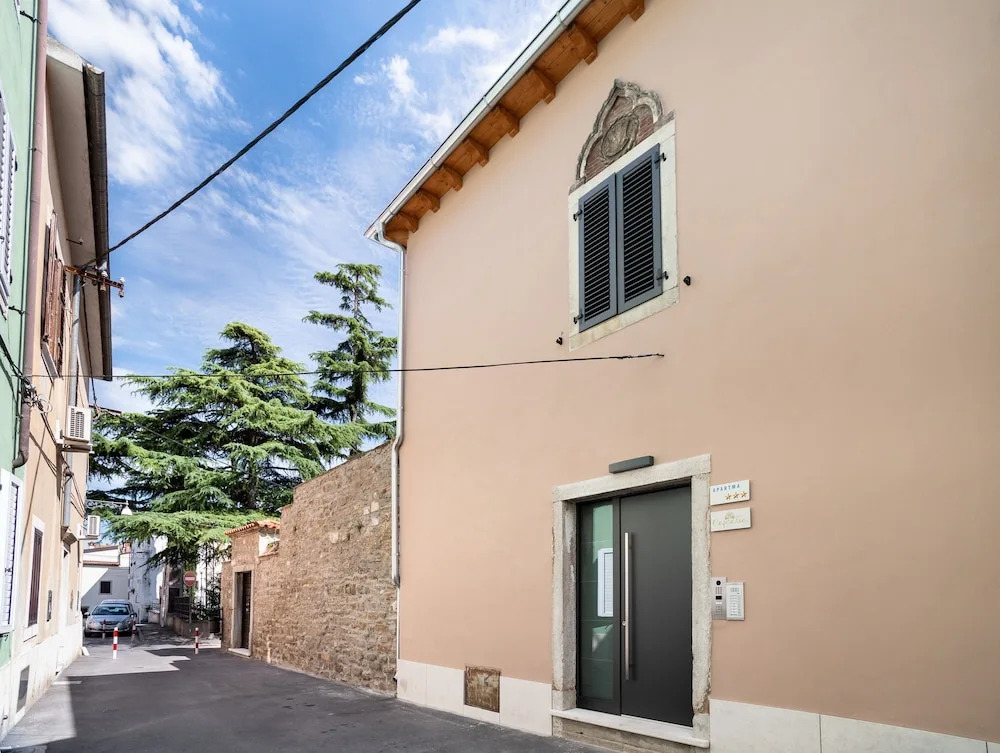CAPRARIA appartments in historic center, with private parking