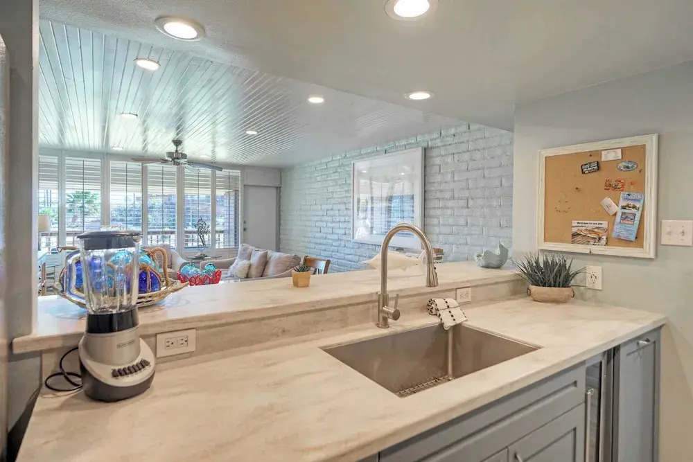 Pour Me a Vacation Mins to Beach, Community Pool+tennis Court, Private Balcony
