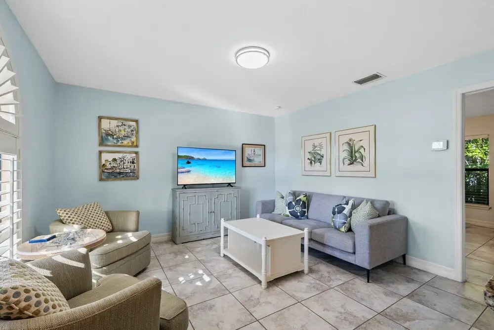 Le Monaco - Romantic 1 BR Condo Steps from 5th Ave S. Chic Coastal Retreat with King Bed and Beach Access. Perfect Location for Couples Near Dining, Shopping, and Naples Beach