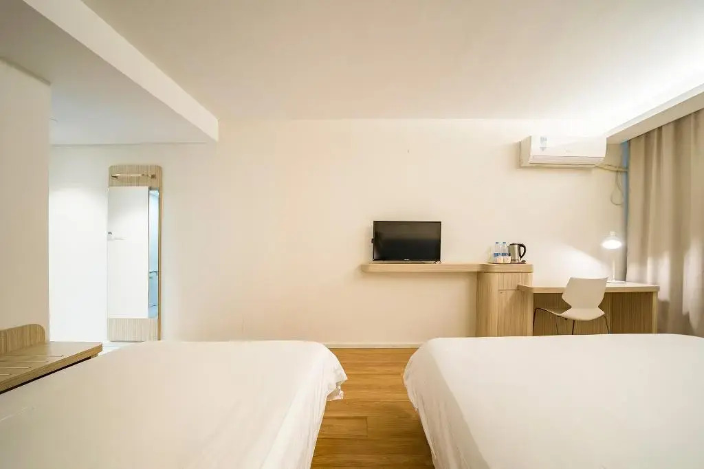 HanTing Hotel (Shanghai Hongqiao Railway Station Beizhai Road)