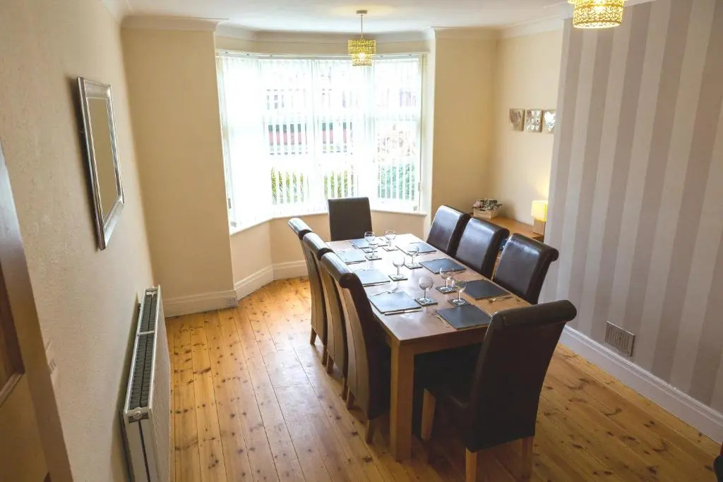 Large 5 Bed House in Scarborough near the beach, Large Garden & HOT TUB