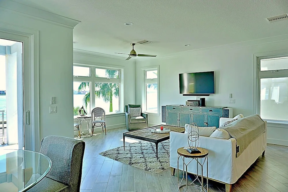 Pass-A-Grille Luxury Waterfront 612 by TechTravel