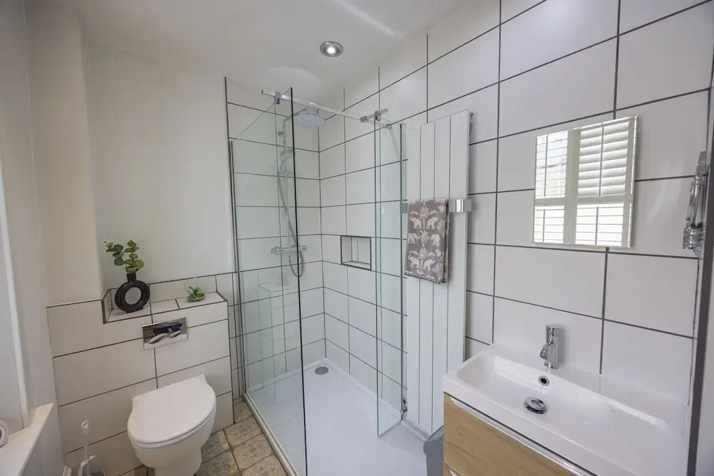 Short Walk to the Beach - 2 Guests - Free Parking