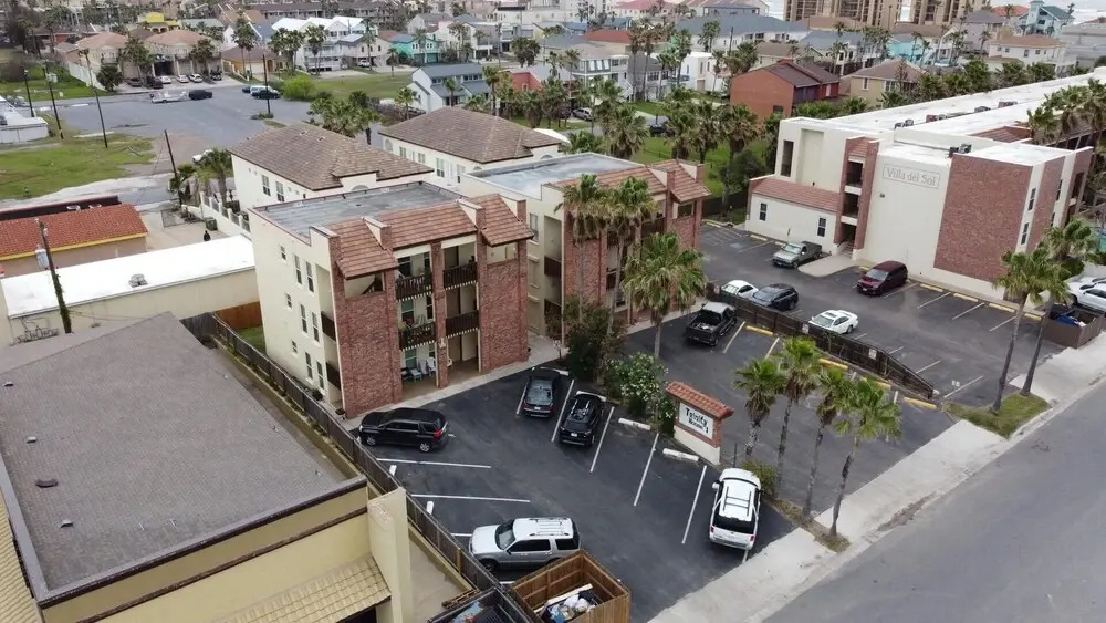 Great Value Sleeps 6 Less than block to Beach 1 Bedroom Home by RedAwning