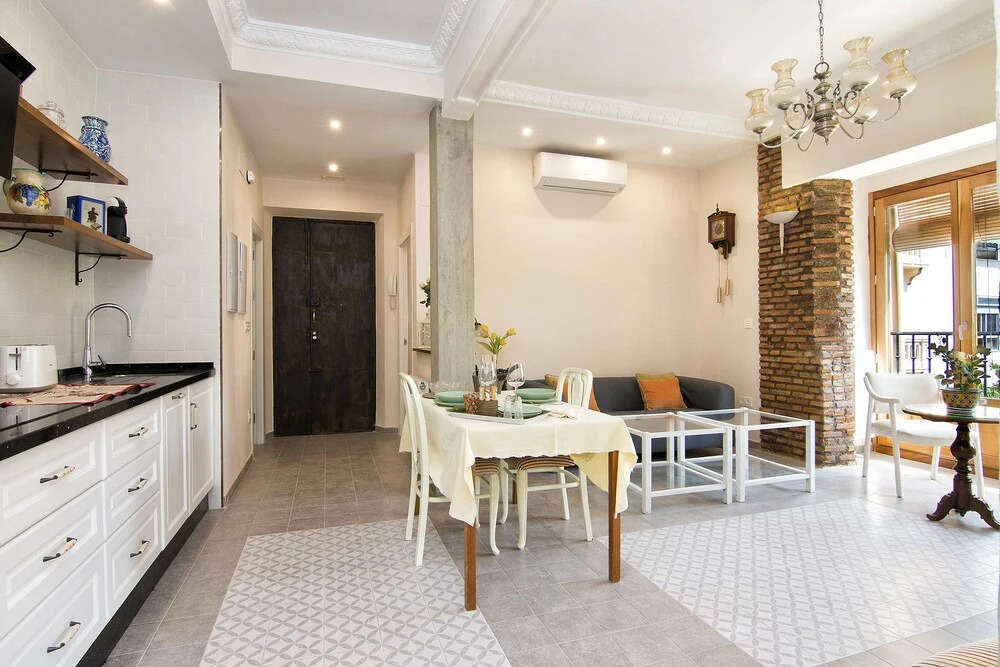 Bright & Elegant City Centre 3 BR Apart
