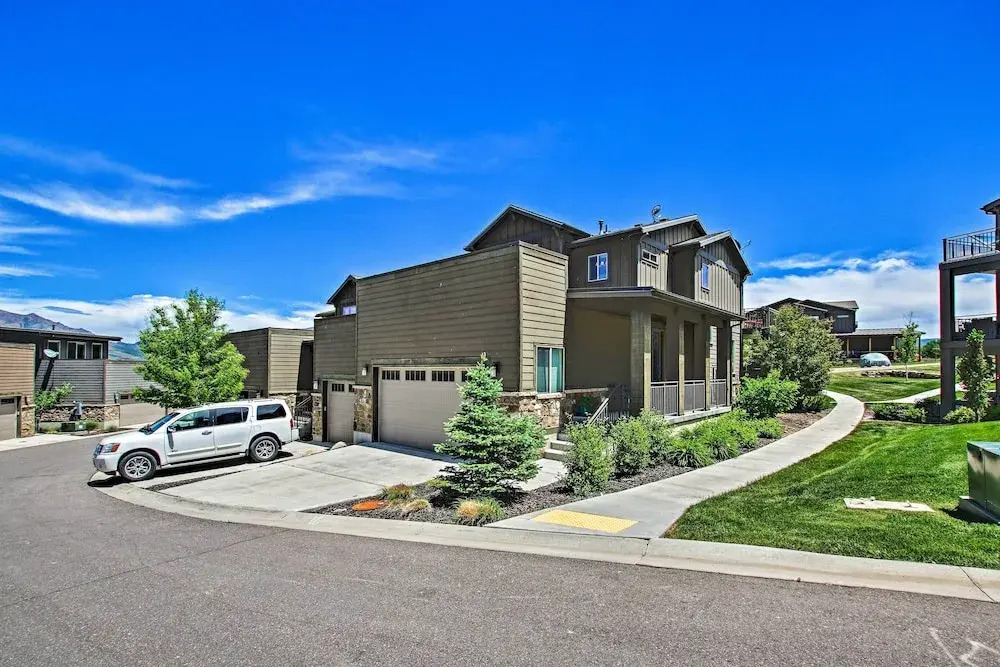 Edgewater Townhome ~ 7 Mi to Snowbasin Resort