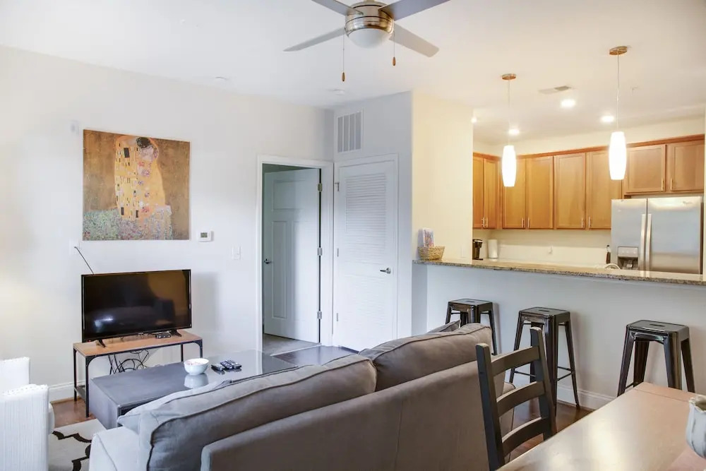 Plaza Midwood 1 and 2 BR Apts with Parking by Frontdesk