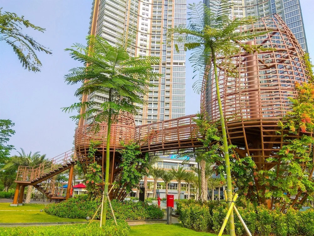 Stunning And Strategic 2Br Gold Coast Apartment Near Pik