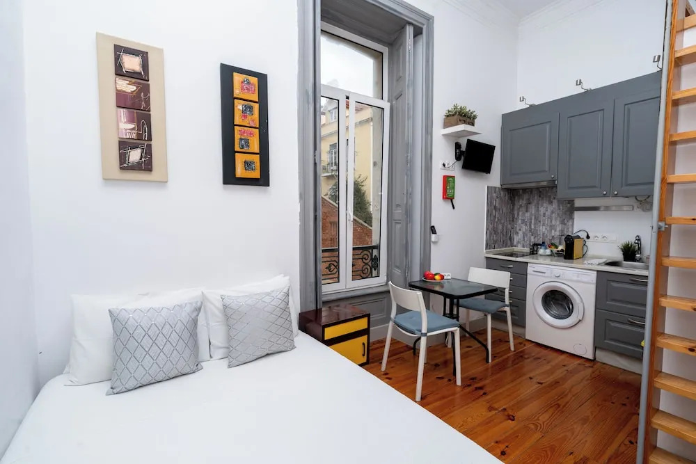 Spacious Two-Level 1 Bedroom 1 dboule bed Studio Apartment in Prime Lisbon Location