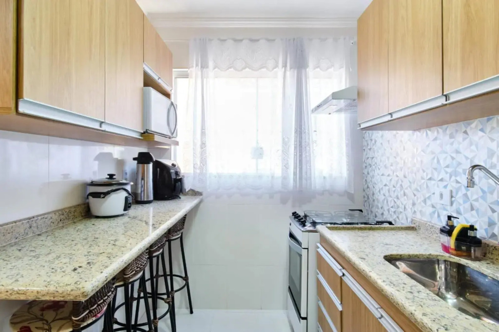 Apartamento com 02 dormitórios bem equipado com Ar condicionado - 100 metros da Praia