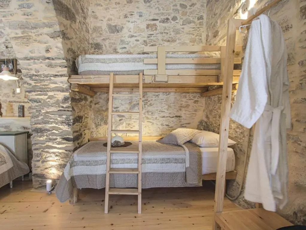 Azura, traditional residence in Ano Syros