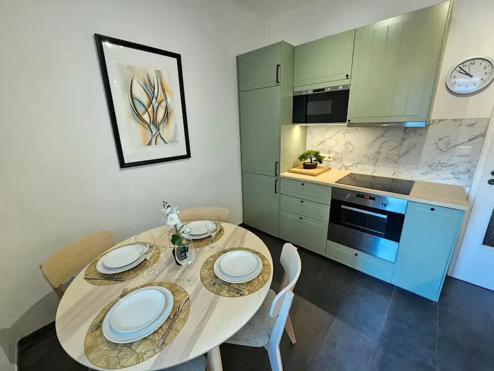 Ideal city stay 1BR near train station