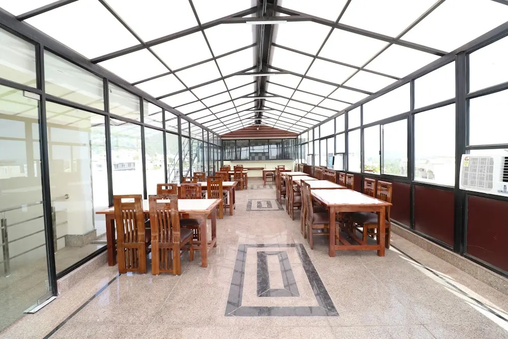 Oyo 37959 Hotel Royal Stay