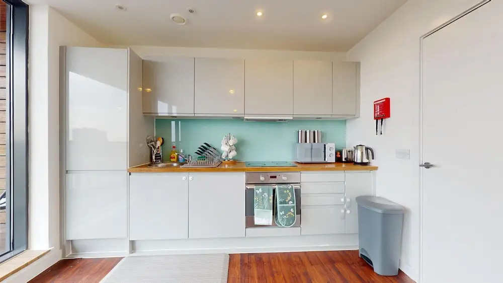 Basildon - 2 Bed Flat - Sleeps 5 - Near Station