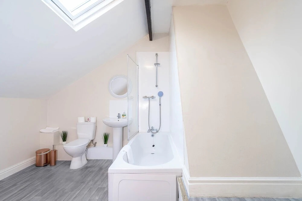 Birmingham Townhouse With Garden and Parking