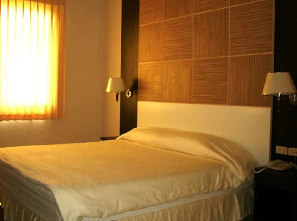 LJ the Emerald Hotel