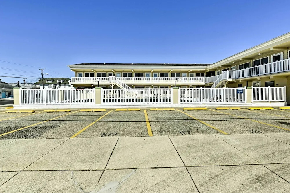 North Wildwood Condo w/ Pool, Walk to Boardwalk!