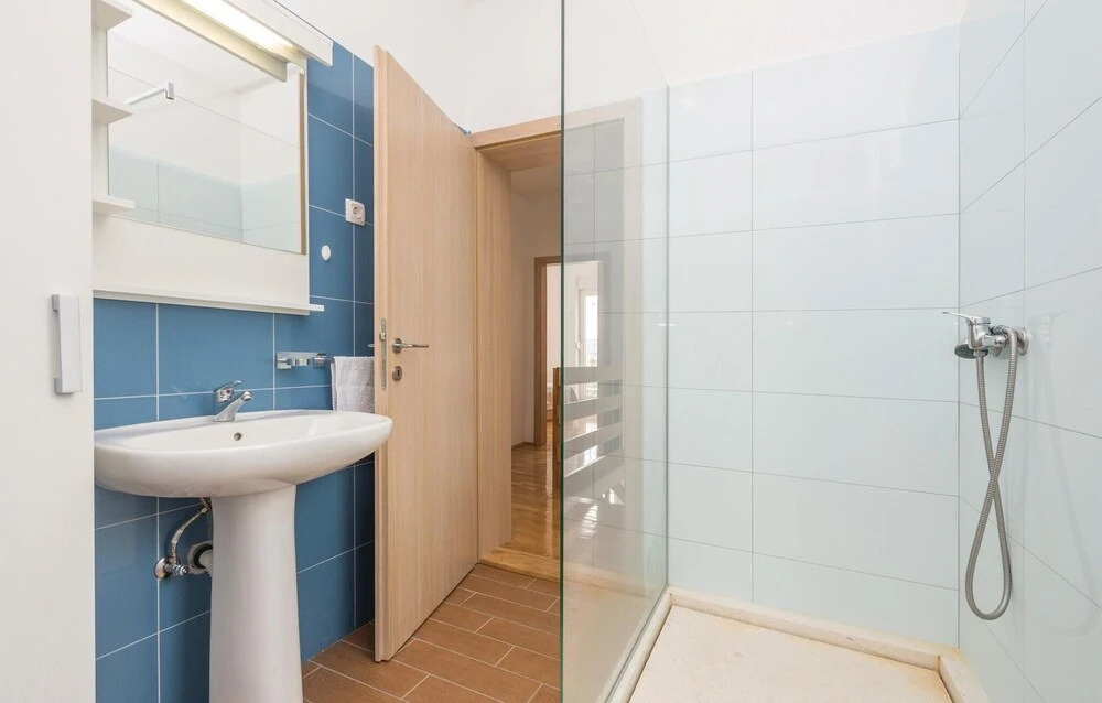 Beautiful Apartment in Maslenica With 3 Bedrooms and Wifi