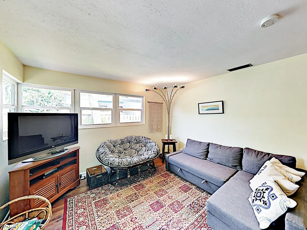 New Listing! Island - Walk To Amphitheatre 2 Bedroom Home