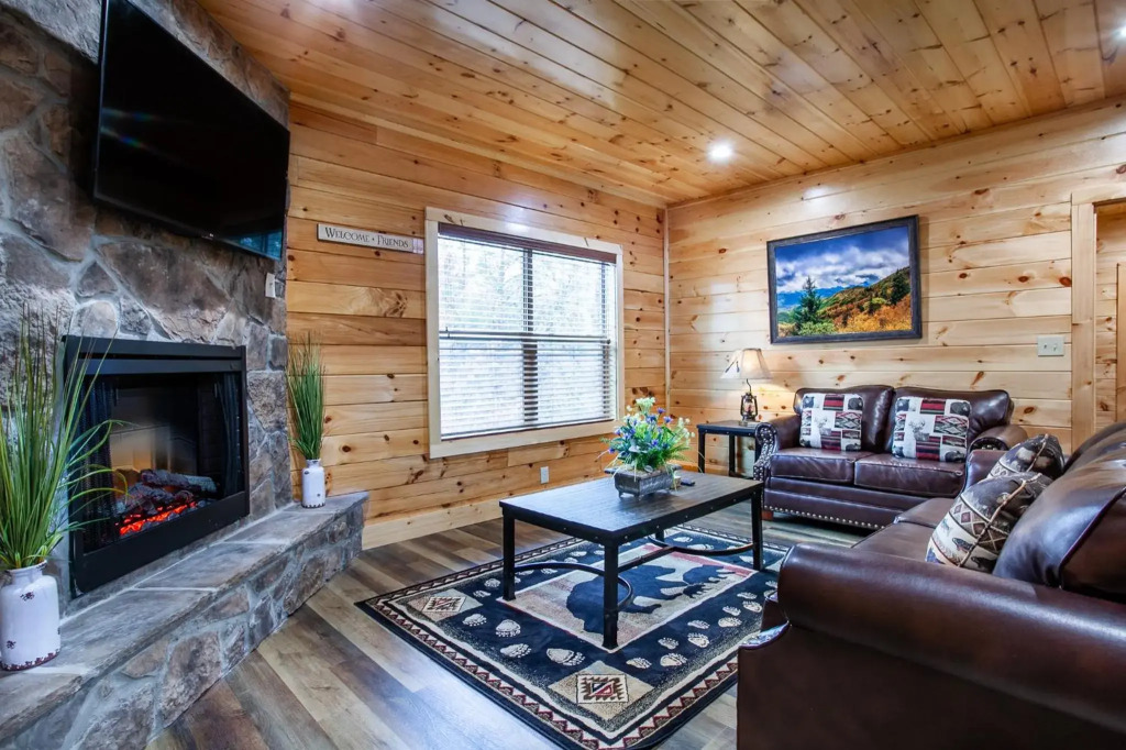 Swimming Bears Lodge 2 with Pool, Hot Tub and Theater