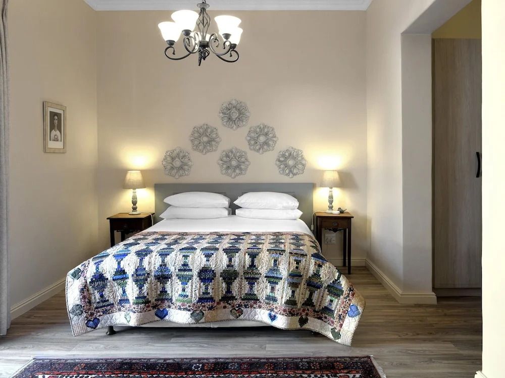 Lovely Self-catering Home, in Quiet Area, 10 Minutes Walk to Restaurants No01