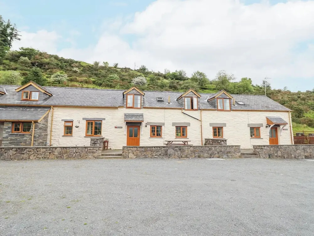 Llys-y-wennol