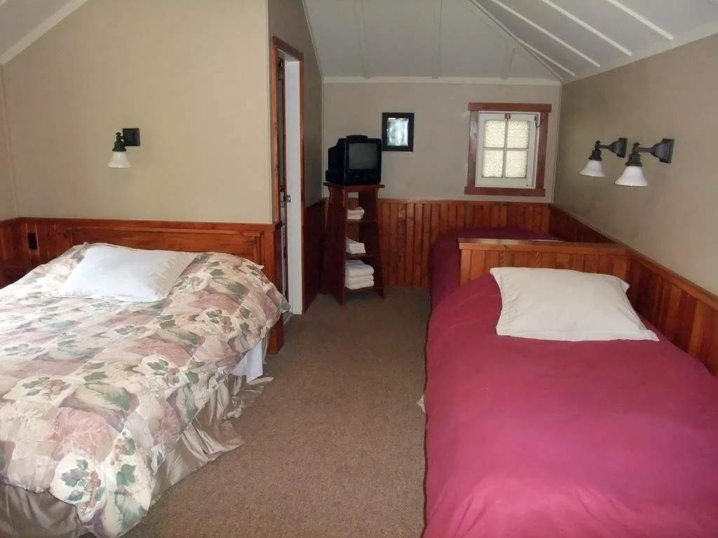 Johnston Canyon Lodge & Bungalows