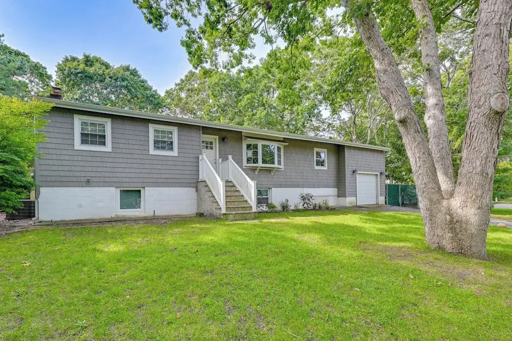 Hampton Bays Retreat: Walk to Squires Beach!