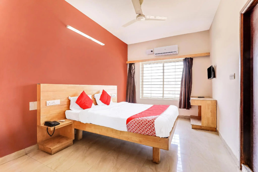 OYO 30567 Karthik Inn