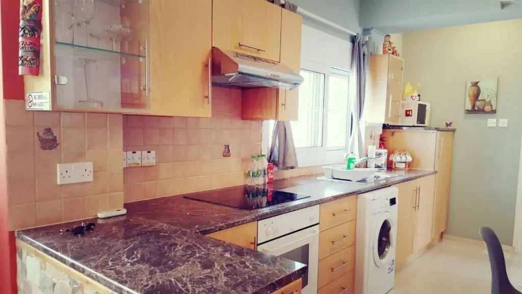 2 bedroom ground floor apt, 5 minutes walk from the beach